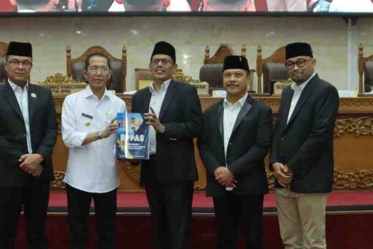 Sumbang 56 Persen Ekonomi Kepri, Wali Kota Amsakar Serahkan Draf KUA-PPAS Batam 2027 Rp4,5 Triliun
