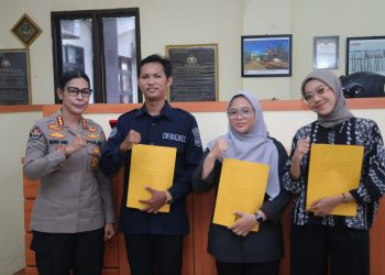 Wujud Kepedulian Kesejahteraan, Kabidhumas Polda Kepri Serahkan BPJS Ketenagakerjaan bagi PHL
