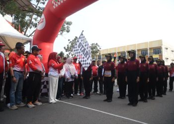 Dewi Ansar Lepas Peserta Gerak Jalan Proklamasi Putri 8 Km di Tanjungpinang