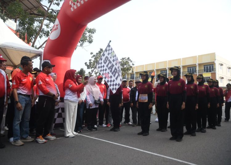 Dewi Ansar Lepas Peserta Gerak Jalan Proklamasi Putri 8 Km di Tanjungpinang