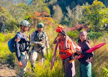 Satgas Damai Cartenz-2026 Sapa Warga dan Layani Kesehatan di Distrik Sinak Puncak