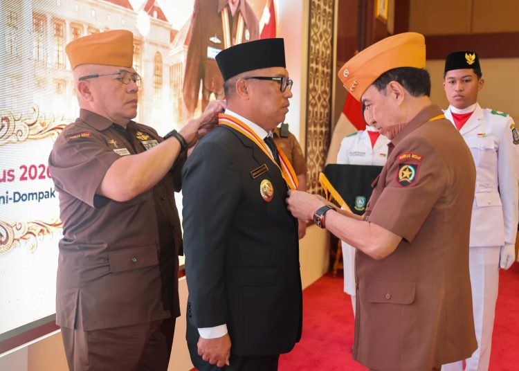 Wagub Nyanyang Terima Anugerah Bintang Veteran RI dari LVRI Pusat
