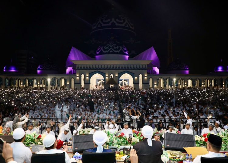 Ribuan Jemaah Tumpah Ruah, Amsakar dan Habib Syech Kompak Gaungkan Cinta Rasul di Kepri Bersalawat 3