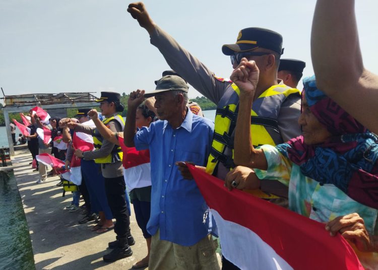 Polri Humanis, Humas Polda Kepri dan Polsek Belakang Padang Salurkan Bantuan Bendera Merah Putih Kepada Warga Sekanak Raya