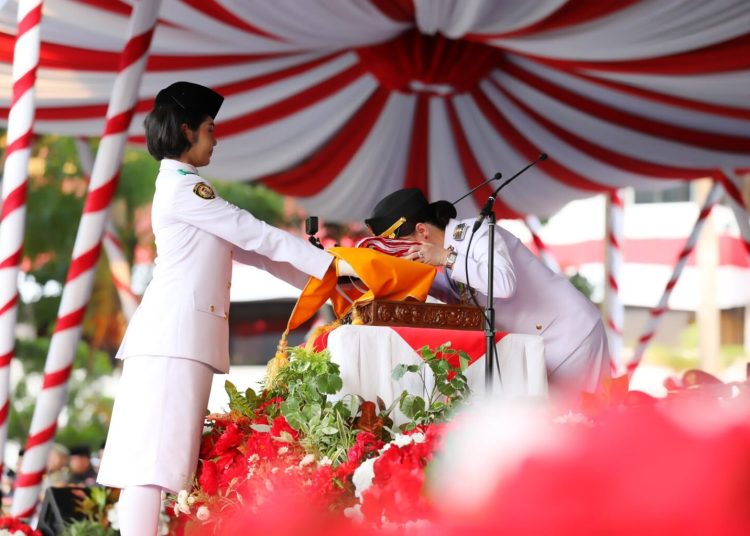 Khidmat dan Haru, Li Claudia Cium Sang Merah Putih di Upacara Penurunan Bendera HUT ke-81 RI
