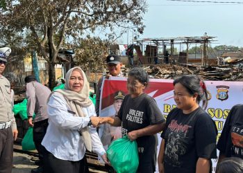 Peduli Korban Kebakaran, Polsek Batu Ampar Salurkan 50 Paket Sembako di Pantai Stress