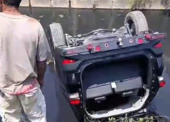 Mobil Terperosok ke Parit Depan Sekolah Putra Batam, Ibu dan Anak Selamat