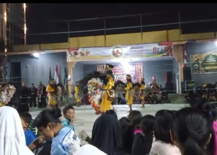 Warga Bengkong Nusantara Nonton Bareng, Meriahkan HUT ke-81 RI dengan Atraksi Kuda Lumping