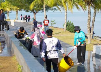 Sekda Misni Pimpin Gotong Royong Bersihkan Kawasan Gurindam XII Tanjungpinang