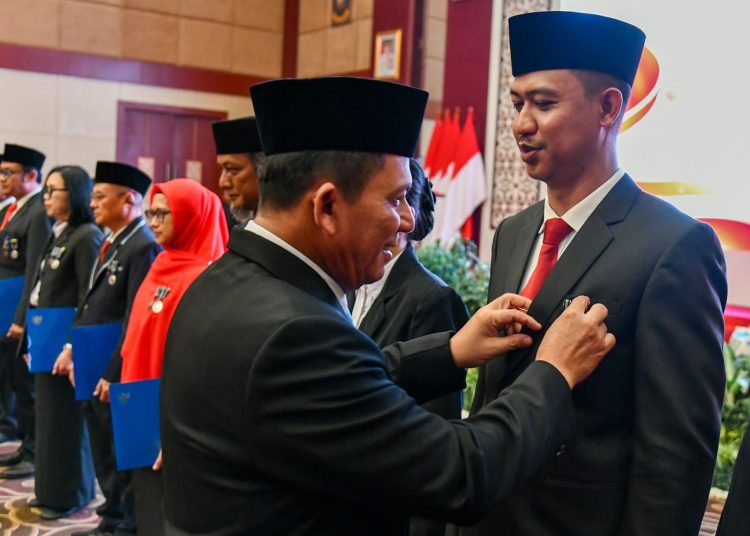 610 PNS Pemprov Kepri Terima Satyalancana Karya Satya dari Gubernur Ansar
