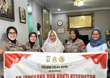 Sambut HUT ke-78, Polwan Polresta Barelang Gelar Anjangsana dan Serahkan Tali Asih ke Purnawirawan