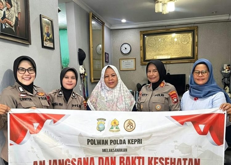 Sambut HUT ke-78, Polwan Polresta Barelang Gelar Anjangsana dan Serahkan Tali Asih ke Purnawirawan