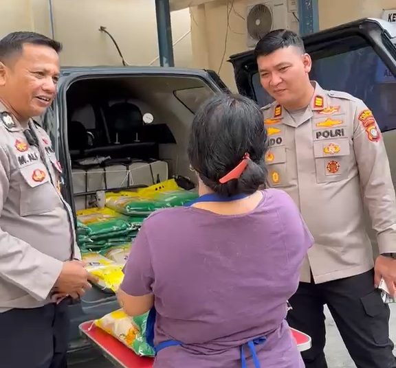 Bantu Stabilkan Harga Pangan, Polsek Lubuk Baja dan Bulog Gelar Pasar Murah