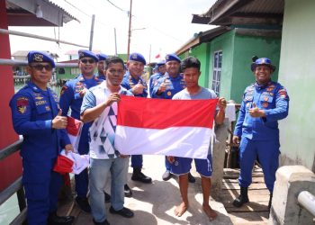 Menyemarakkan HUT Ke-81 RI, Ditpolairud Polda Kepri Bagikan 1.000 Bendera di Pulau Kasu