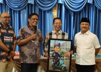 Hadiri Syukuran Milad ke-58 Amsakar Achmad, Pimpinan DPRD Batam Serahkan Cinderamata Karikatur