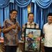 Hadiri Syukuran Milad ke-58 Amsakar Achmad, Pimpinan DPRD Batam Serahkan Cinderamata Karikatur