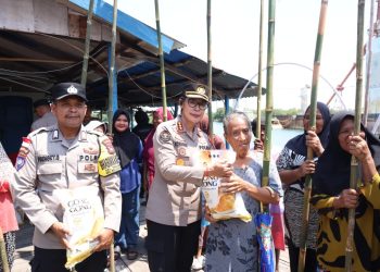 Sambut HUT Ke-81 RI, Bidhumas Polda Kepri dan Insan Pers Bagikan Bendera di Belakang Padang