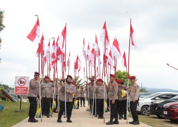 Menjelang HUT Ke-81 RI, Ditresnarkoba Polda Kepri Salurkan Sembako dan Bendera di Tanjung Uma