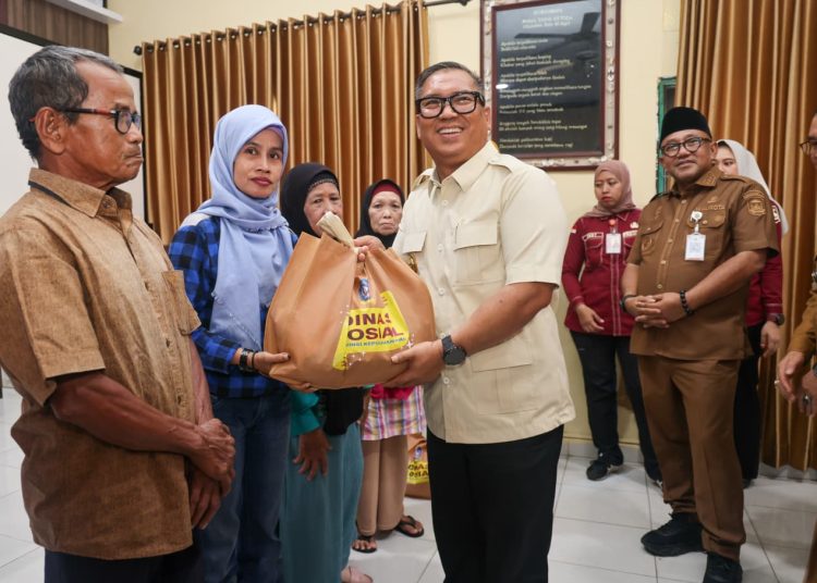 Bantu Ekonomi Pesisir, Wagub Nyanyang Salurkan 500 Paket Sembako di Tanjungpinang