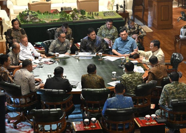 Presiden Prabowo Bahas Penyesuaian Rekrutmen Prajurid TNI, Bencana, dan Karhutla dengan Panglima TNI di Hambalang