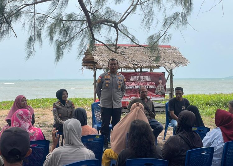 Polwan Polresta Barelang Gelar Jumat Berkah, Salurkan Sembako untuk Warga Sembulang Galang