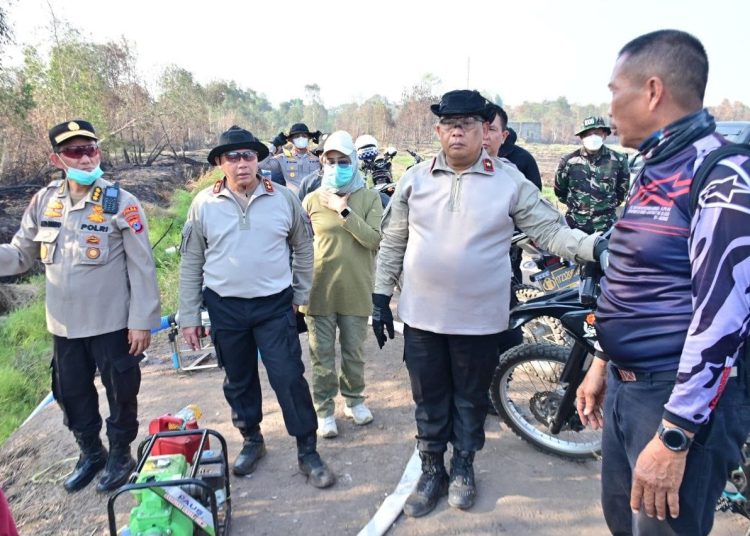 Gunakan Inovasi Gambut Injection dan Drone Thermal, Kapolda Kalsel Turun Langsung Padamkan Karhutla