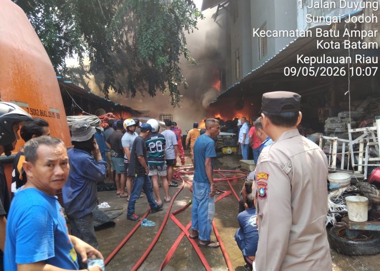 Duga Akibat Pembakaran Sampah, Polsek Batu Ampar dan Tim Terpadu Padamkan Kebakaran Gudang Besi Tua di Jodoh