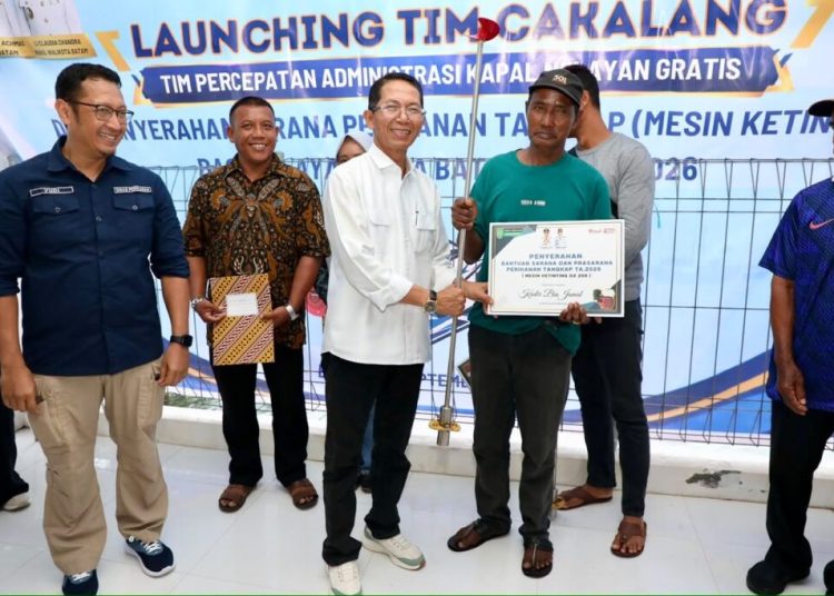 Amsakar Achmad Luncurkan Tim Cakalang dan Serahkan 100 Mesin Ketinting di Belakang Padang