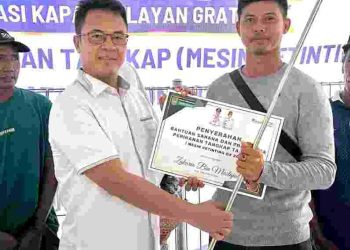 Dukung Ekonomi Pesisir, Aweng Kurniawan Serahkan 100 Mesin Ketinting bagi Nelayan Belakang Padang