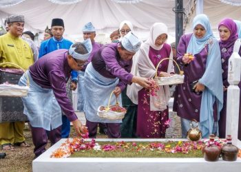 Peringati HUT ke-24 Kepri, Gubernur Ansar dan Wagub Nyanyang Ziarahi Makam Pejuang di TMP Pusara Bhakti