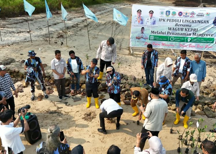 Aksi Bersih Pantai di Vio Vio Barelang, Wagub Nyanyang Minta Pemuda Jadi Pelopor Kelestarian Lingkungan