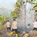 Dapat Laporan Lahan Terbakar di Bukit Piatu, Polsek Gunung Kijang Tanggap Darurat Padamkan Api