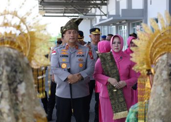 Kunker ke Natuna, Kapolda Kepri Serahkan Bantuan Sosial dan Gelar Program Bedah Rumah Warga Perbatasan
