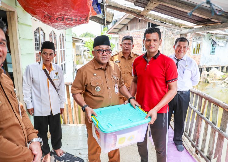 Tinjau Lokasi Puting Beliung di Akasia, Wali Kota Lis Darmansyah Instruksikan Bantuan Perbaikan Atap Rumah Warga