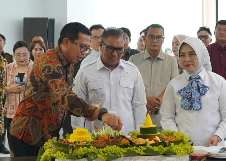 Dukung Dunia Usaha dan UMKM Kepri, Wagub Nyanyang Resmikan Soft Launching Menara Bank Mandiri Batam