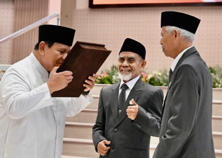 Hadiri Resepsi 100 Tahun PMDG, Presiden Prabowo Terima Mushaf Al-Qur’an Gontor dan Buku Perjalanan Alumni