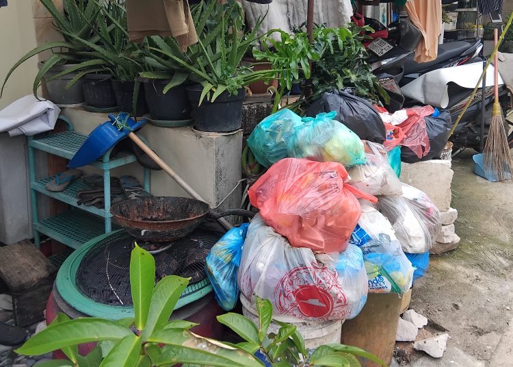 Bau Busuk Ganggu Warga, Sampah di Bengkong Nusantara Tiga Pekan Tak Diangkut