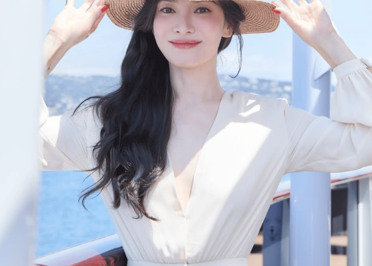 Lima Ide Busana Liburan Terinspirasi Gaya Song Hye-kyo