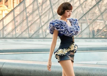 Lisa BLACKPINK Tampil Retro-Glamor di Paris Fashion Week 2026