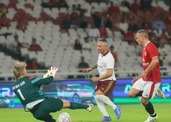 Arsenal Legends Kalahkan Manchester United Legends 3-2 di SUGBK
