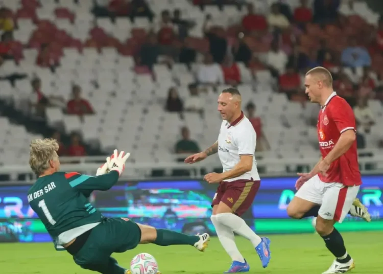 Arsenal Legends Kalahkan Manchester United Legends 3-2 di SUGBK