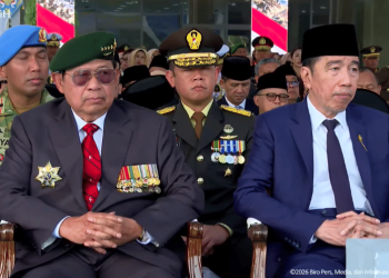 Prabowo Tinjau HUT ke-81 TNI dengan Helikopter, Seragam Baru Perwira Jadi Sorotan