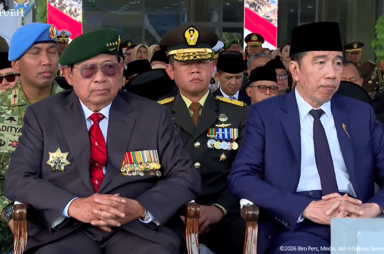 Prabowo Tinjau HUT ke-81 TNI dengan Helikopter, Seragam Baru Perwira Jadi Sorotan