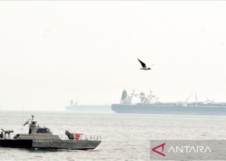 IRGC Klaim Tanker Minyak Meledak setelah Menabrak Ranjau di Selat Hormuz
