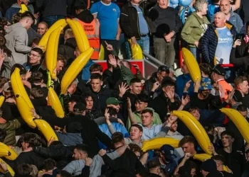 Makna Balon Pisang yang Dibawa Suporter Manchester City ke Anfield