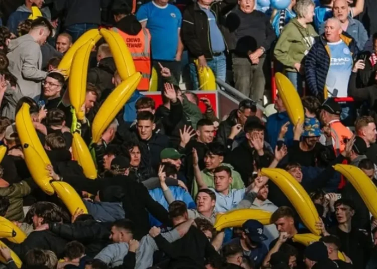 Makna Balon Pisang yang Dibawa Suporter Manchester City ke Anfield