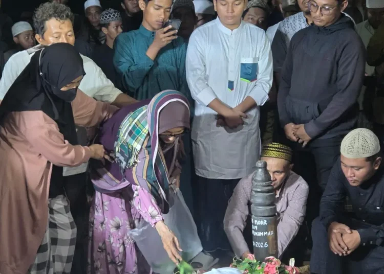 Ratusan Pelayat Antar Ustaz Hamri ke Samping Makam Dua Anaknya di Tenggarong