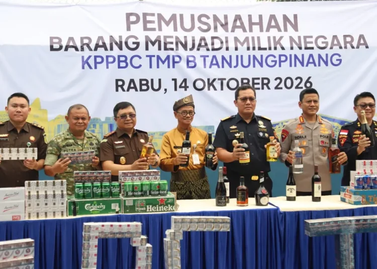 Cegah Kerugian Negara Rp2,6 Miliar, Wawako Raja Ariza Hadiri Pemusnahan Barang Ilegal Bea Cukai