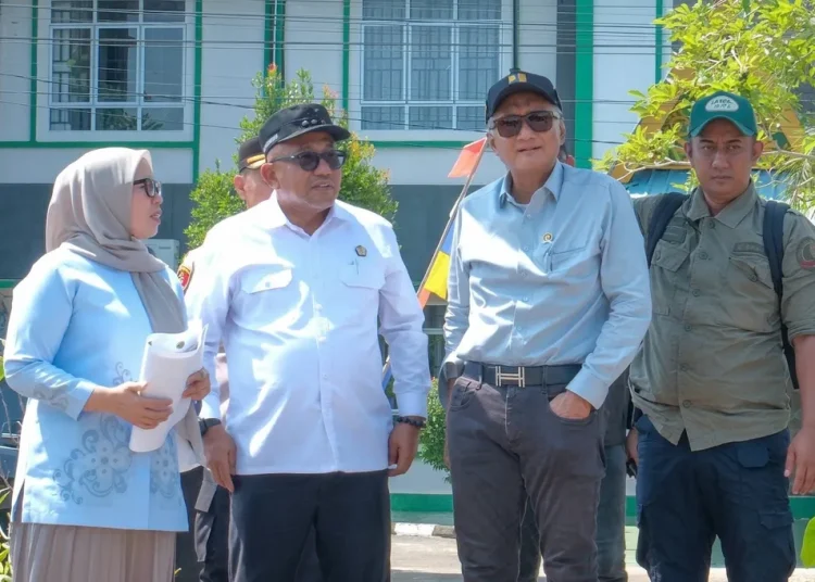 Wali Kota Lis, saat meninjau proyek infrastruktur di Tanjungpinang. KLIKKEPRI.com/Diskominfo Tanjungpinang