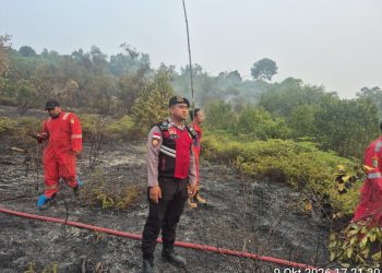 Respons Cepat Layanan 110, Polsek Nongsa Atasi Kebakaran Hutan Resapan Air Dam Duriangkang